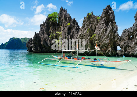 Inselhüpfen mit traditionellen Banca Boot in El Nido, Palawan - Philippinen. Insel-hopping ist beliebt für Touristen v Stockfoto