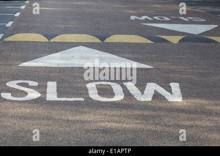 Straßenmarkierungen und Asphalt Beschilderung mit schlafenden Polizisten Stockfoto