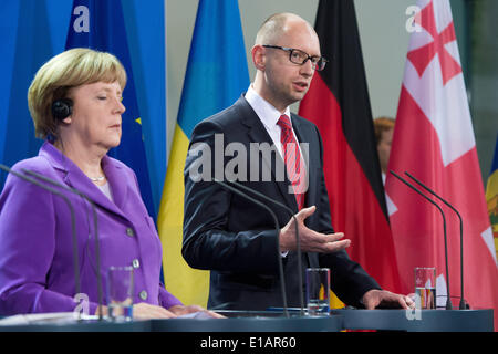 Berlin, Deutschland. 28. Mai 2014. Premierminister der Ukraine Arsenij Jazenjuk und die deutsche Bundeskanzlerin Angela Merkel (CDU) während einer Pressekonferenz im Bundeskanzleramt in Berlin, Deutschland, 28. Mai 2014 zu sprechen. Foto: MAURIZIO GAMBARINI/Dpa/Alamy Live News Stockfoto