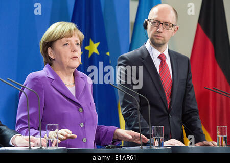 Berlin, Deutschland. 28. Mai 2014. Premierminister der Ukraine Arsenij Jazenjuk und die deutsche Bundeskanzlerin Angela Merkel (CDU) während einer Pressekonferenz im Bundeskanzleramt in Berlin, Deutschland, 28. Mai 2014 zu sprechen. Foto: MAURIZIO GAMBARINI/Dpa/Alamy Live News Stockfoto