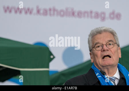 Regensburg, Deutschland. 28. Mai 2014. Bundespräsidenten, Joachim Gauck, spricht bei der Eröffnungsfeier von der 99. Deutschen Katholikentag in Regensburg, Deutschland, 28. Mai 2014. Zehn-Tausende von Gläubigen werden in Regensburg für die fünftägige Veranstaltung erwartet. Foto: ARMIN WEIGEL/Dpa/Alamy Live-Nachrichten Stockfoto