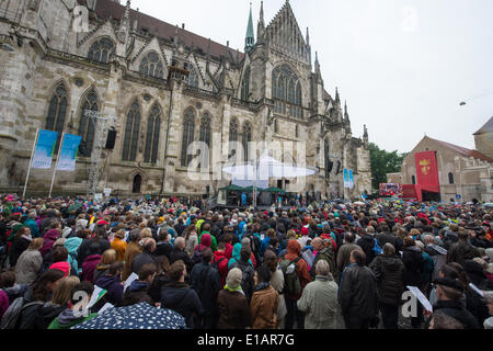 Regensburg, Deutschland. 28. Mai 2014. Zahlreiche Gläubige besuchen die Eröffnungsfeier von der 99. Deutschen Katholikentag in Regensburg, Deutschland, 28. Mai 2014. Zehn-Tausende von Gläubigen werden in Regensburg für die fünftägige Veranstaltung erwartet. Foto: ARMIN WEIGEL/Dpa/Alamy Live-Nachrichten Stockfoto