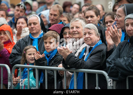 Regensburg, Deutschland. 28. Mai 2014. Einige Gläubige besuchen die Eröffnungsfeier von der 99. Deutschen Katholikentag in Regensburg, Deutschland, 28. Mai 2014. Zehn-Tausende von Gläubigen werden in Regensburg für die fünftägige Veranstaltung erwartet. Foto: ARMIN WEIGEL/Dpa/Alamy Live-Nachrichten Stockfoto