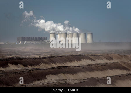 Tagebau Jänschwalde, hinter der Jänschwalde Braunkohle Kraftwerk Jänschwalde, Brandenburg, Deutschland Stockfoto