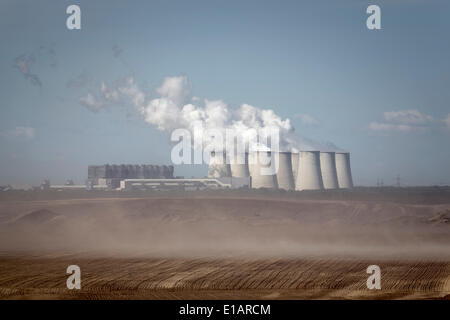 Tagebau Jänschwalde, hinter der Jänschwalde Braunkohle Kraftwerk Jänschwalde, Brandenburg, Deutschland Stockfoto