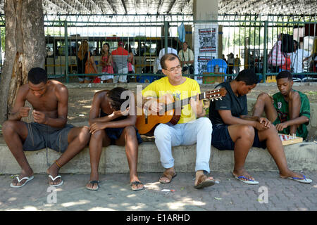 Sozialarbeiterin, Musiker, geben Straßenkinder Gitarrenunterricht im Central Brasil Bahnhof, Rio De Janeiro Stockfoto