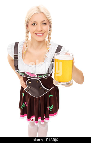 Traditionelle bayerische Frau hält einen Pint Bier Stockfoto