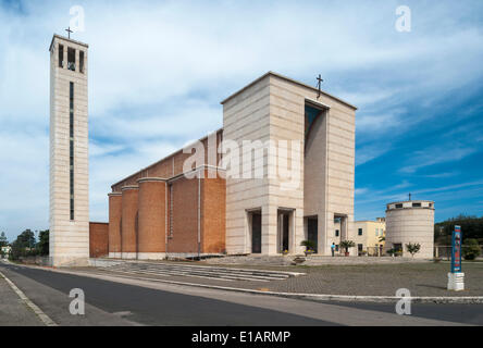 Kirche mit einem Turm, 1935, monumentale Architektur, Sabaudia, Latium, Italien Stockfoto