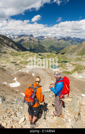 Zwei Wanderer auf der Fuorcia da Barcli übergeben, mit Blick auf das Seenplateau Seen, Nationalpark, Graubünden, Schweiz Stockfoto