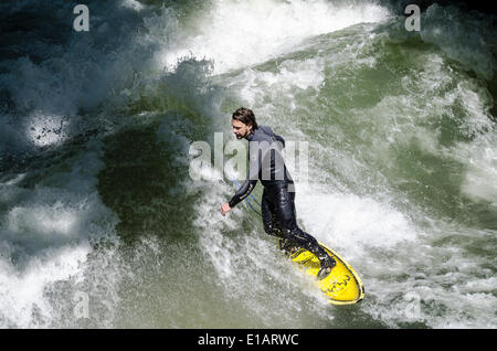 Surfer Surfen Eisbach Stream, englischer Garten, München, Bayern, Oberbayern Stockfoto