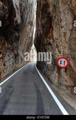 Schmale Schlucht an der Bergstrasse, Sa Calobra, Serra de Tramuntana, Mallorca, Balearen, Spanien Stockfoto