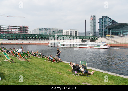 Ein Ausflugsschiff der Spree, Berlin Mai 2014 und Liegestühle Stockfoto