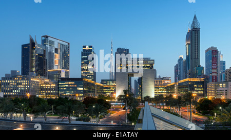 Abend-Ansicht von DIFC und Finanz- und Business Viertel von Dubai Vereinigte Arabische Emirate Stockfoto