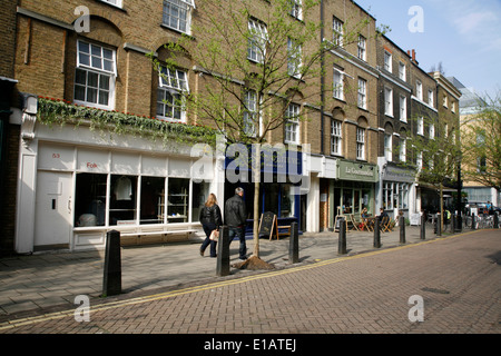 Folk und Private White VC Gents Outfitters auf Lamb es Conduit Street, Bloomsbury, London, UK Stockfoto