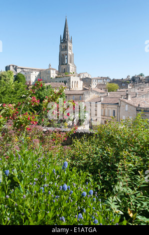 Frankreich, Aquitaine, Saint-Emilion. Ein Blick auf das UNESCO Weltnaturerbe gelistet Stadt St-Emilion mit seiner romanischen Kirche. Stockfoto