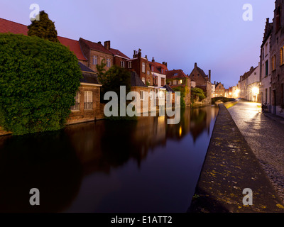 Brügge, Belgien, Kanal zur blauen Stunde Stockfoto