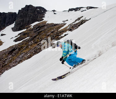 Cairngorm, Aviemore, Schottland, Großbritannien. 28. Mai 2014. Cairngorm Mountain Resort Aviemore Scotland UK. Kevin Blanc ein Franzose geboren Freeride-Skifahrer mit Sitz in Inverness, bekommt in einigen letzten Kurven und Linien der Saison am Cairngorm Gebirge auf einem abgelegenen Teil des Bereichs. Bildnachweis: Kenny Ferguson/Alamy Live-Nachrichten Stockfoto