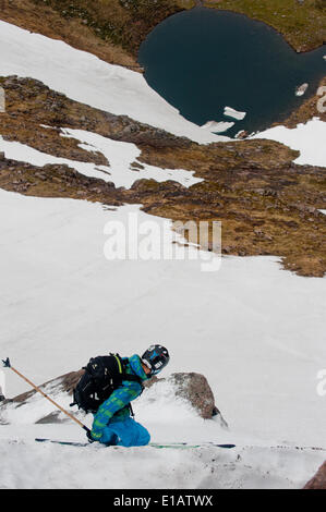 Cairngorm, Aviemore, Schottland, Großbritannien. 28. Mai 2014. Cairngorm Mountain Resort Aviemore Scotland UK. Kevin Blanc ein Franzose geboren Freeride-Skifahrer mit Sitz in Inverness, bekommt in einigen letzten Kurven und Linien der Saison am Cairngorm Gebirge auf einem abgelegenen Teil des Bereichs. Bildnachweis: Kenny Ferguson/Alamy Live-Nachrichten Stockfoto