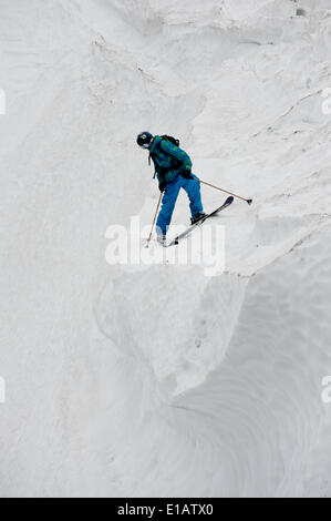 Cairngorm, Aviemore, Schottland, Großbritannien. 28. Mai 2014. Cairngorm Mountain Resort Aviemore Scotland UK. Kevin Blanc ein Franzose geboren Freeride-Skifahrer mit Sitz in Inverness, bekommt in einigen letzten Kurven und Linien der Saison am Cairngorm Gebirge auf einem abgelegenen Teil des Bereichs. Bildnachweis: Kenny Ferguson/Alamy Live-Nachrichten Stockfoto