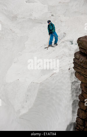 Cairngorm, Aviemore, Schottland, Großbritannien. 28. Mai 2014. Cairngorm Mountain Resort Aviemore Scotland UK. Kevin Blanc ein Franzose geboren Freeride-Skifahrer mit Sitz in Inverness, bekommt in einigen letzten Kurven und Linien der Saison am Cairngorm Gebirge auf einem abgelegenen Teil des Bereichs. Bildnachweis: Kenny Ferguson/Alamy Live-Nachrichten Stockfoto