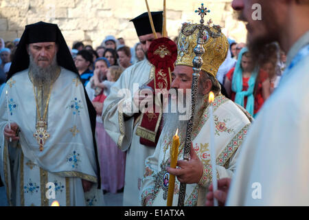 Jerusalem, Israel. 29. Mai 2014. Armenische Klerus, die Teilnahme an einer Zeremonie in der Kapelle der Himmelfahrt auf dem Ölberg die Website die Gläubigen traditionell glauben, irdischen Ort sein wo Jesus nach seiner Auferstehung in den Himmel aufgefahren. Ost-Jerusalem 29. Mai 2014. Jedes Jahr am Donnerstag, dem 40. Tag von Ostern, Christen auf der ganzen Welt, Feiern der leiblichen Himmelfahrt Jesu in den Himmel. Bildnachweis: © Eddie Gerald/Alamy Live-Nachrichten Stockfoto