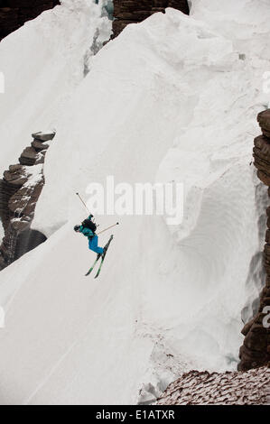 Cairngorm, Aviemore, Schottland, Großbritannien. 28. Mai 2014. Cairngorm Mountain Resort Aviemore Scotland UK. Kevin Blanc ein Franzose geboren Freeride-Skifahrer mit Sitz in Inverness, bekommt in einigen letzten Kurven und Linien der Saison am Cairngorm Gebirge auf einem abgelegenen Teil des Bereichs. Bildnachweis: Kenny Ferguson/Alamy Live-Nachrichten Stockfoto