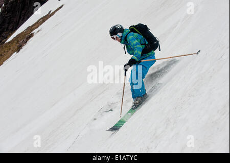 Cairngorm, Aviemore, Schottland, Großbritannien. 28. Mai 2014. Cairngorm Mountain Resort Aviemore Scotland UK. Kevin Blanc ein Franzose geboren Freeride-Skifahrer mit Sitz in Inverness, bekommt in einigen letzten Kurven und Linien der Saison am Cairngorm Gebirge auf einem abgelegenen Teil des Bereichs. Bildnachweis: Kenny Ferguson/Alamy Live-Nachrichten Stockfoto