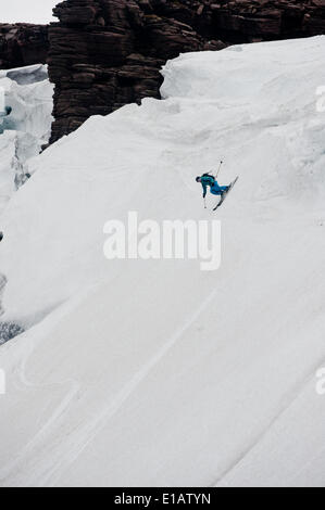 Cairngorm, Aviemore, Schottland, Großbritannien. 28. Mai 2014. Cairngorm Mountain Resort Aviemore Scotland UK. Kevin Blanc ein Franzose geboren Freeride-Skifahrer mit Sitz in Inverness, bekommt in einigen letzten Kurven und Linien der Saison am Cairngorm Gebirge auf einem abgelegenen Teil des Bereichs. Bildnachweis: Kenny Ferguson/Alamy Live-Nachrichten Stockfoto