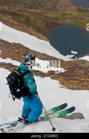 Cairngorm, Aviemore, Schottland, Großbritannien. 28. Mai 2014. Cairngorm Mountain Resort Aviemore Scotland UK. Kevin Blanc ein Franzose geboren Freeride-Skifahrer mit Sitz in Inverness, bekommt in einigen letzten Kurven und Linien der Saison am Cairngorm Gebirge auf einem abgelegenen Teil des Bereichs. Bildnachweis: Kenny Ferguson/Alamy Live-Nachrichten Stockfoto