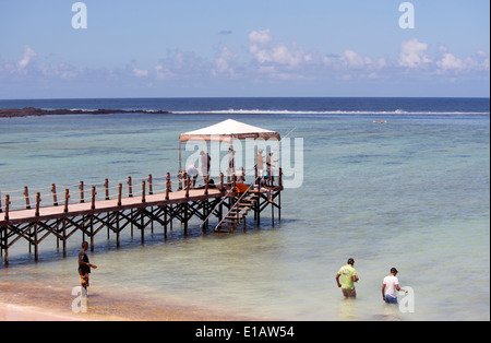 Fischer auf einem Steg am Strand von Souillac im Süden von Mauritius, The Indian Ocean Stockfoto