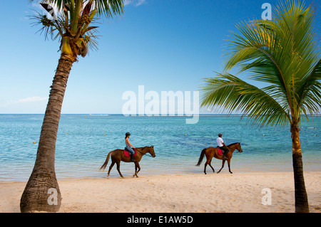 Reiter am Strand in den frühen Morgenstunden am Le Morne Brabant, Mauritius, Indischer Ozean Stockfoto