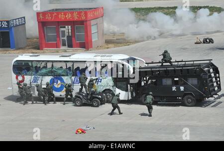 Peking, China. 29. Mai 2014. Foto aufgenommen am 29. Mai 2014 zeigt die Szene von einer Anti-Terror-Bohrmaschine Weltfrauenkonferenz in Peking, Hauptstadt von China. Ca. 2.800 Mitglieder der Anti-Terror-Truppen nahmen an den Bohrer hier am Donnerstag. Bildnachweis: Li Wen/Xinhua/Alamy Live-Nachrichten Stockfoto