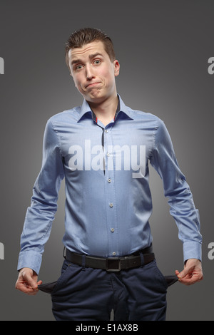 Junger Mann mit Taschen umgekrempelt Stockfoto