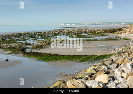 Blick vom Strand am Cap Gris-Nez in Wissant Bucht und Cap Blanc Nez bei Ebbe Stockfoto