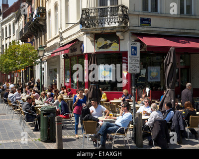 Leute sitzen in der Sonne in einem Café Straßenecke auf Jourdan-Platz in der EU-Viertel von Brüssel, Belgien Stockfoto