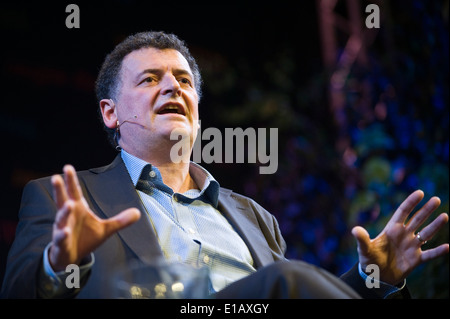 Steven Moffat Drehbuchautor spricht über seine Arbeit auf Dr, & Sherlock bei Hay Festival 2014 Hay-on-Wye Wales UK © Jeff Morgan Stockfoto