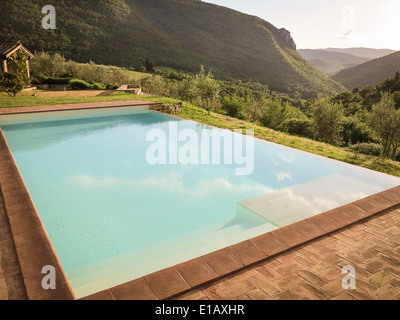 Den Horizont und die Reflexionen im ein Infinity-Pool gegen einen hellen Himmel am Nachmittag Stockfoto