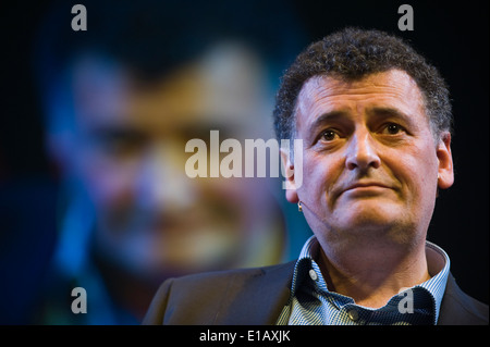 Steven Moffat Drehbuchautor spricht über seine Arbeit auf Dr, & Sherlock bei Hay Festival 2014 Hay-on-Wye Wales UK © Jeff Morgan Stockfoto