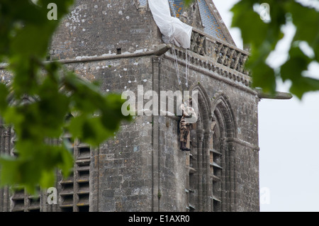 Ste-Mère-Eglise, Modell der privaten John Steele dessen Fallschirm auf der Kirche verstrickt wurde Stockfoto