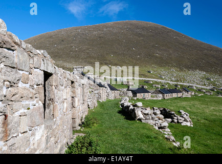 Blick auf Main Street, Village Bay, St. Kilda, zeigt die alten und neueren Torffeuern Stockfoto