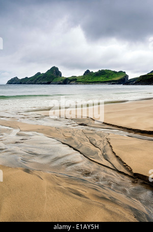 Dun Insel St. Kilda, gesehen vom Strand auf die Haupt Insel Hirta Stockfoto