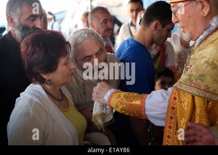 Mitglieder der armenischen Gemeinschaft nehmen an einer Zeremonie in der Kapelle der Himmelfahrt auf dem Ölberg Teil.der Ort, an dem die Gläubigen traditionell glauben, dass er der irdische Ort ist, an dem Jesus nach seiner Auferstehung in den Himmel aufgestiegen ist. Ostjerusalem 29. Mai 2014. Jedes Jahr am Donnerstag, dem 40. Tag nach Ostern, feiern Christen auf der ganzen Welt die körperliche Himmelfahrt Jesu in den Himmel. Stockfoto