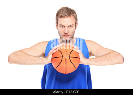 Profisportler halten einen basketball Stockfoto