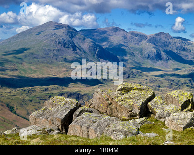 Die scafell Goup, England's höchste Berge, über Obere Eskdale von Harter fiel gesehen in der Lake District National Park Stockfoto