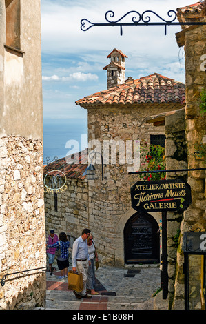 Europa, Frankreich, Alpes-Maritimes. Eze. Das berühmte Dorf thront. Touristen, die zu Fuß in einer Gasse. Stockfoto