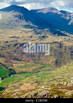 Hardknott Roman Fort und die scafell Goup über Obere Eskdale von Harter fiel gesehen im englischen Lake District National Park, Großbritannien Stockfoto