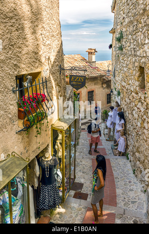 Europa, Frankreich, Alpes-Maritimes. Eze. Das berühmte Dorf thront. Touristen, die zu Fuß in einer Gasse. Stockfoto