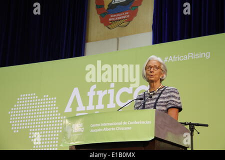 Maputo, Mosambik. 29. Mai 2014. Der geschäftsführende Direktor des IWF, Christine Lagarde befasst sich mit der Eröffnung der "Africa Rising" Konferenz in Maputo, Mosambik, 29. Mai 2014. Die "Africa Rising" Konferenz, co-moderiert von der mosambikanischen Regierung und dem Internationalen Währungsfonds (IWF), eröffnet am Donnerstag in der Hauptstadt Maputo, diskutieren die Herausforderungen für Subsahara-Afrika, wie es bei der starken wirtschaftlichen Vorteile, die seit der Weltwirtschaftskrise 2008 baut. Bildnachweis: Li Xiaopeng/Xinhua/Alamy Live-Nachrichten Stockfoto