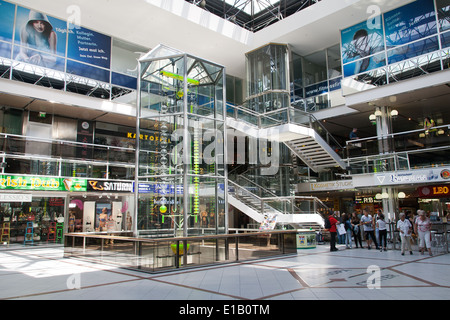 Die Wasseruhr im Europa-Center Gebäudekomplex auf dem Breitscheidplatz in Berlin Stockfoto