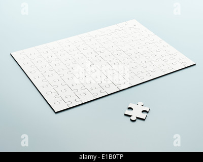 Zusätzliches Stück neben Jigsaw puzzle Stockfoto